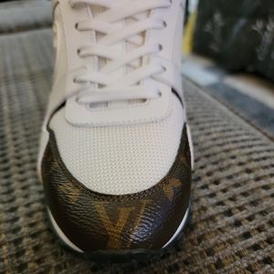 Authentic Louis vuitton sneakers 👟